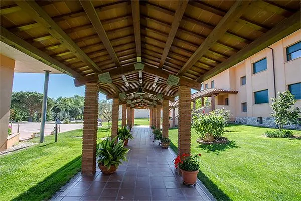Крытая терраса в саду Casa Santa Elena